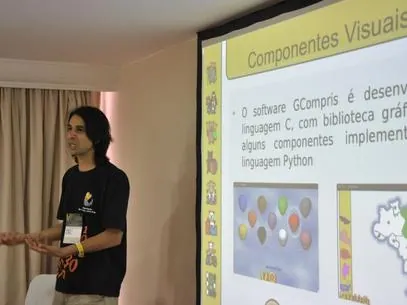 Marcelo Simba da Cruz mostrou como usar o GCompris, software de aplicações educacionais recomendado para crianças de 2 a 10 anos, em sala de aula Foto: Cartola - Agência de Conteúdo / Divulgação