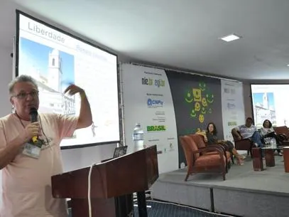 "Esqueçam o resto, nos deem boa internet e equipamentos e deixa que o resto a gente faz", afirmou o professor da Faculdade de Educação da UFBA Nelson Pretto, durante a mesa Educação online e recursos abertos Foto: Cartola - Agência de Conteúdo / Divulgação