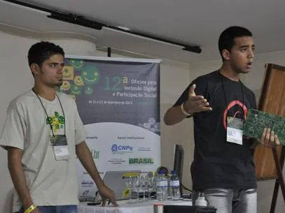 Durante a oficina, os monitores Rodrigo (E) e Michel mostraram como criar novos equipamentos a partir de lixo eletrônico Foto: Cartola - Agência de Conteúdo / Divulgação