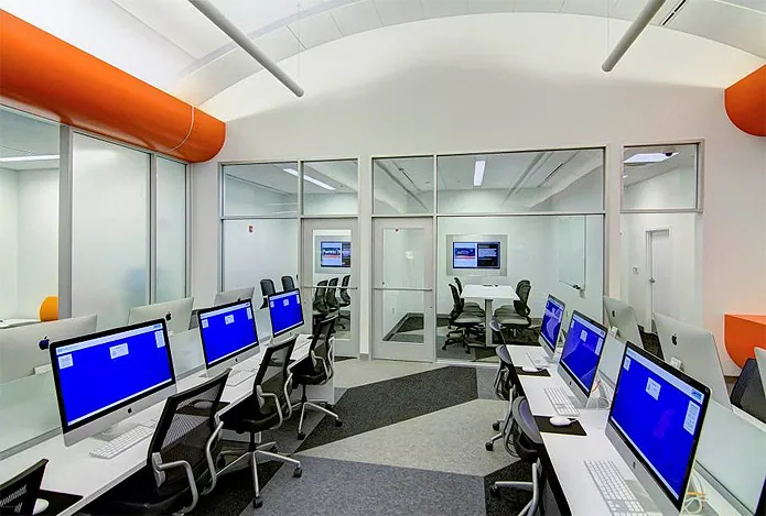 O espaço se assemelha ao das lojas da Apple com computadores distribuídos em mesas retangulares (Foto: Reprodução/Bexar BiblioTech)