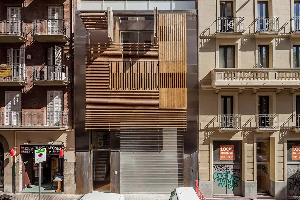 Prédio misto em Barcelona usa madeira de forma criativa