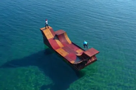 Skatista Bob Burnquist promove construção de pista flutuante na California