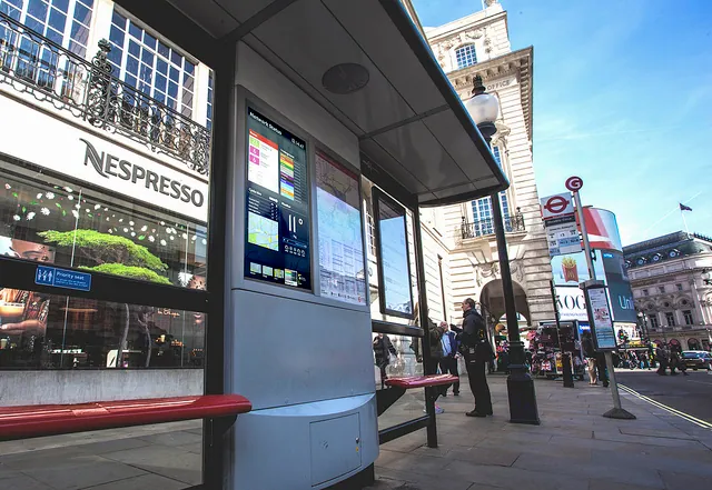 Parada de ônibus interativa é testada em Londres