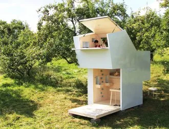 Casa móvel de madeira permite estadia confortável