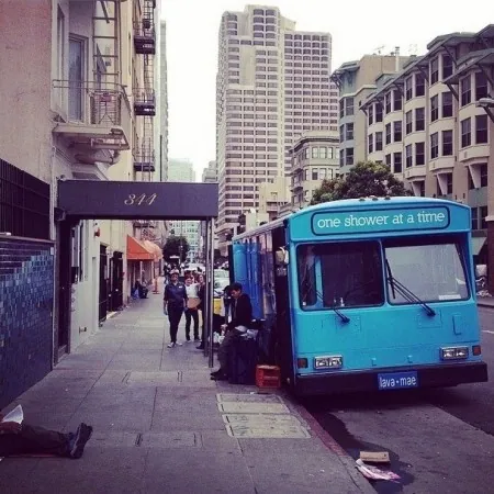 San Francisco transforma ônibus velhos em chuveiros para pessoas em situação de rua