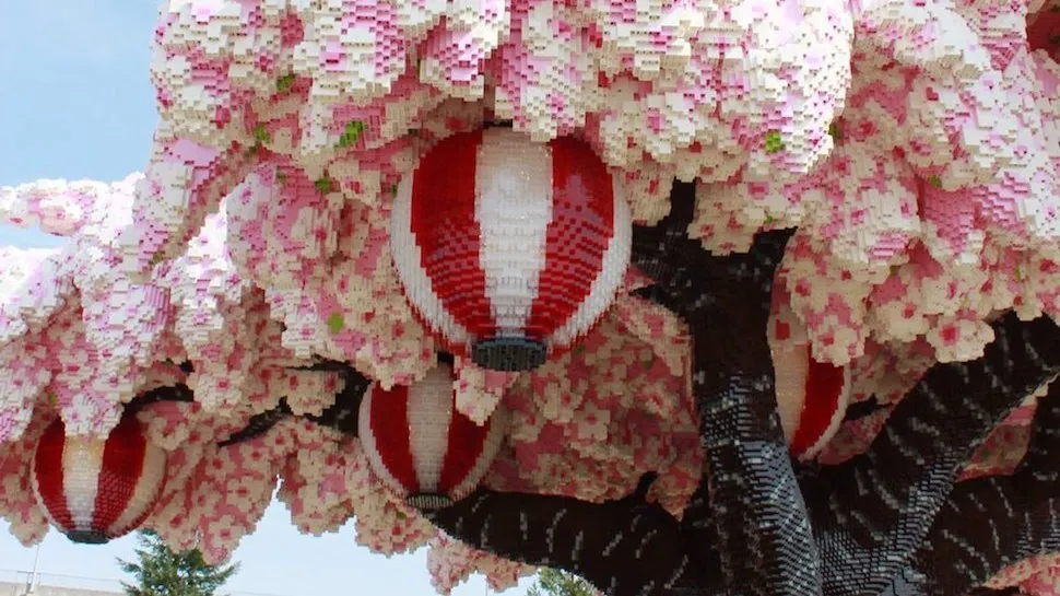Conheça uma cerejeira gigante de LEGO