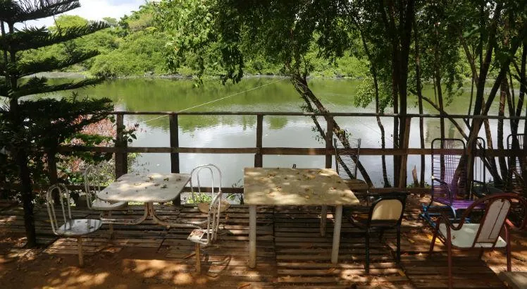 Moradores do Recife criam espaços de lazer às margens do Capibaribe