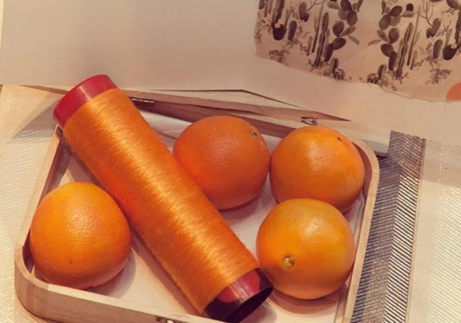 Seda vegana feita do bagaço da laranja revoluciona moda de luxo