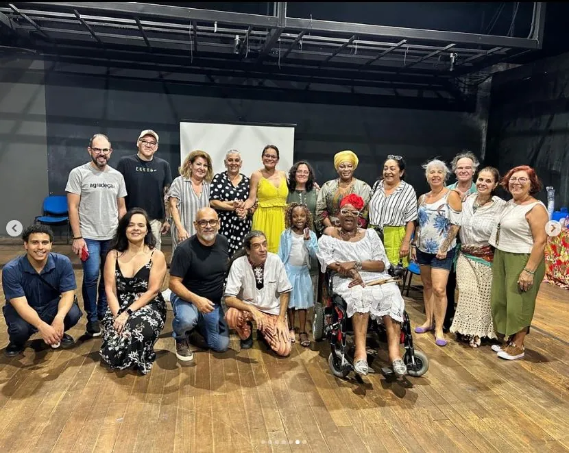 Moção de Aplausos: Celebrando a Revolução Artística de Mona Rikumbi